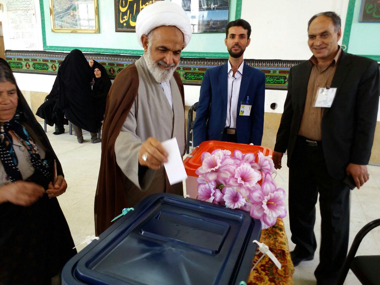 امام جمعه شهرستان اقلید رأی خود را به صندوق انداخت